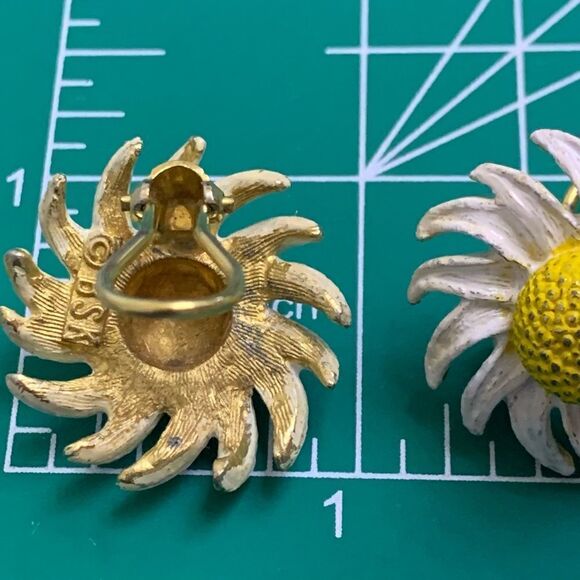 2 pair lot floral clip earrings White daisy -yellow black eye Susan earrings - Picture 15 of 15